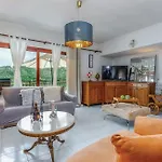 Апартаменты As With Swimming Pool And A Large Yard *