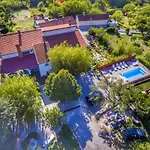 Апартаменты As With Swimming Pool And A Large Yard *