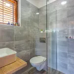Apartman As With Swimming Pool And A Large Yard *