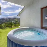 Apartman As With Swimming Pool And A Large Yard