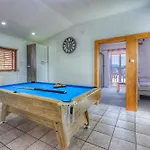 As With Swimming Pool And A Large Yard Apartman