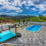 As With Swimming Pool And A Large Yard Apartman Bribir (Primorje-Gorski Kotar)