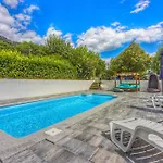 As With Swimming Pool And A Large Yard Apartman
