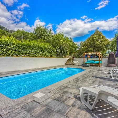 As With Swimming Pool And A Large Yard Lejlighed