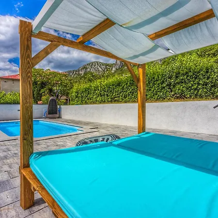 Apartman As With Swimming Pool And A Large Yard *