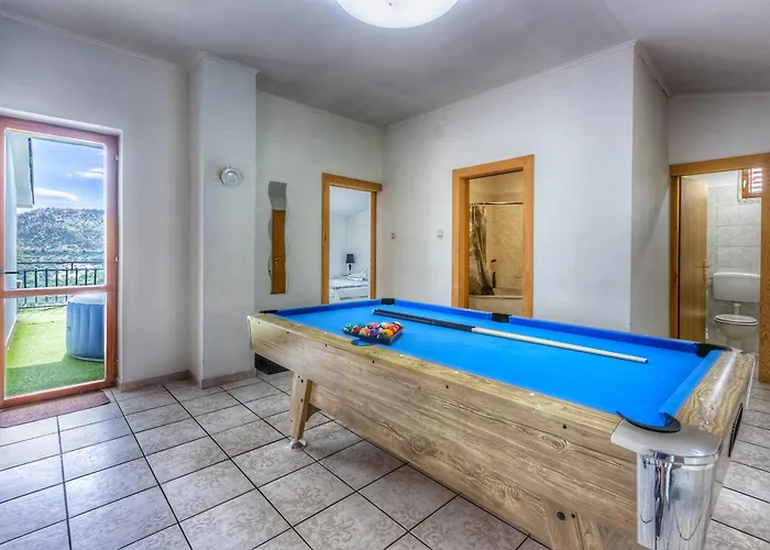 As With Swimming Pool And A Large Yard Appartamento