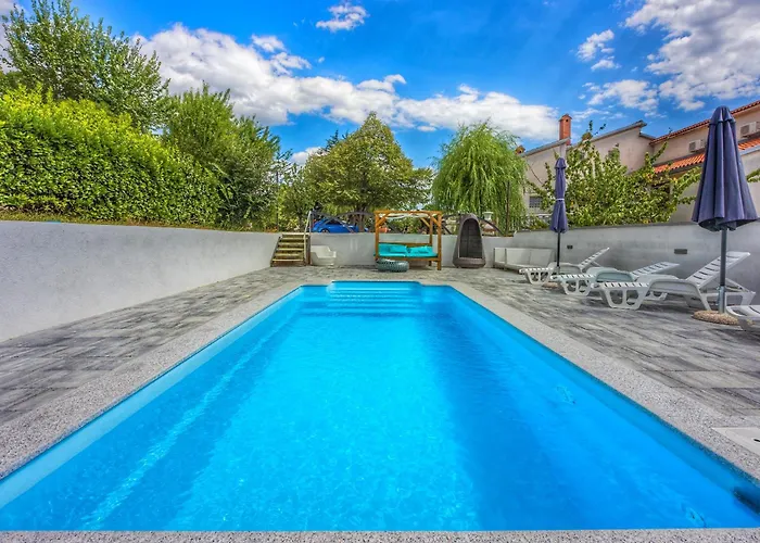 As With Swimming Pool And A Large Yard Appartamento