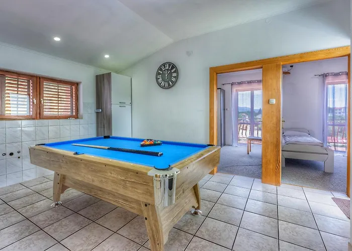As With Swimming Pool And A Large Yard Appartamento