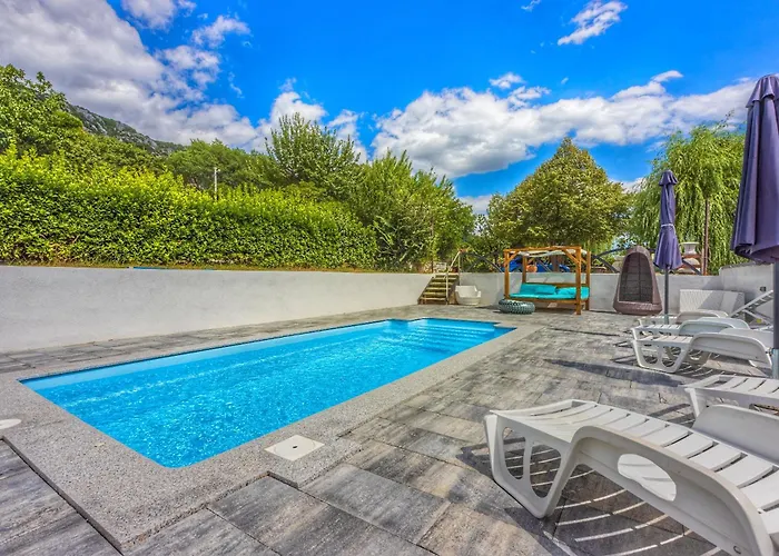 As With Swimming Pool And A Large Yard Appartamento