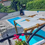 아파트 As With Swimming Pool And A Large Yard