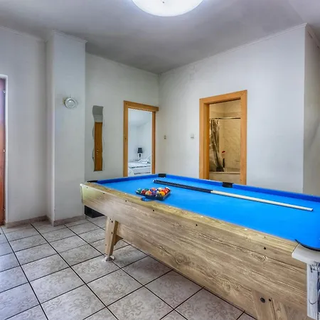 As With Swimming Pool And A Large Yard Apartmán