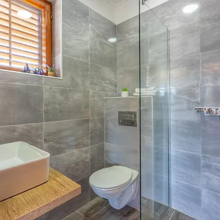 Apartman As With Swimming Pool And A Large Yard *