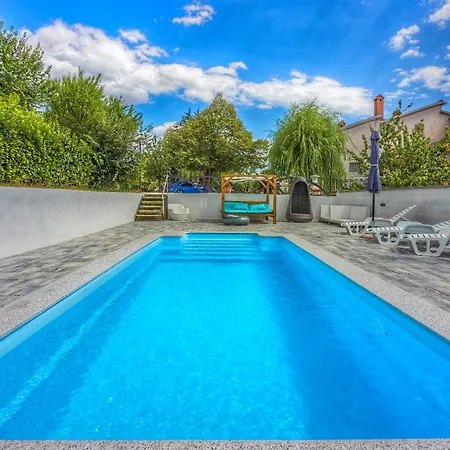 As With Swimming Pool And A Large Yard Apartman