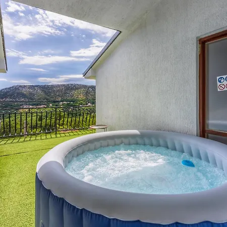 Apartman As With Swimming Pool And A Large Yard