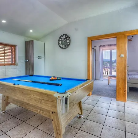 As With Swimming Pool And A Large Yard Apartman