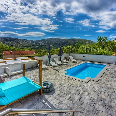 As With Swimming Pool And A Large Yard Apartman Bribir