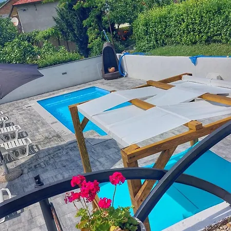 Apartmán As With Swimming Pool And A Large Yard
