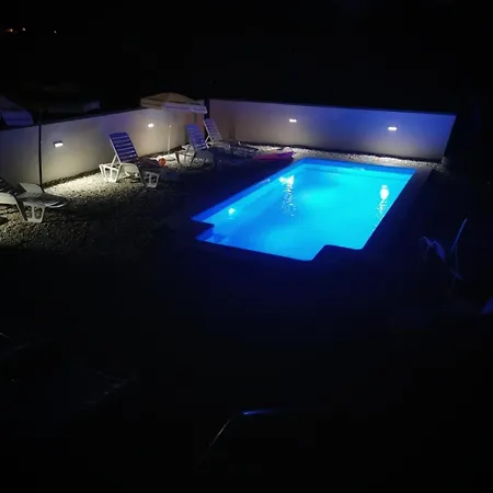 As With Swimming Pool And A Large Yard Apartman Bribir