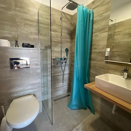 Apartman As With Swimming Pool And A Large Yard