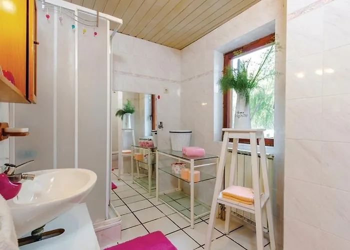 As With Swimming Pool And A Large Yard ブリビル