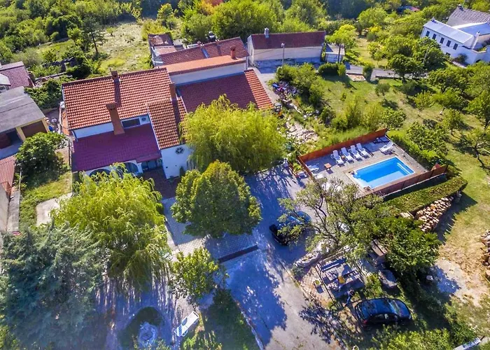 アパート As With Swimming Pool And A Large Yard *