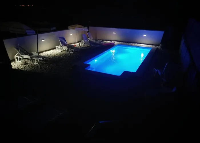 As With Swimming Pool And A Large Yard アパート ブリビル